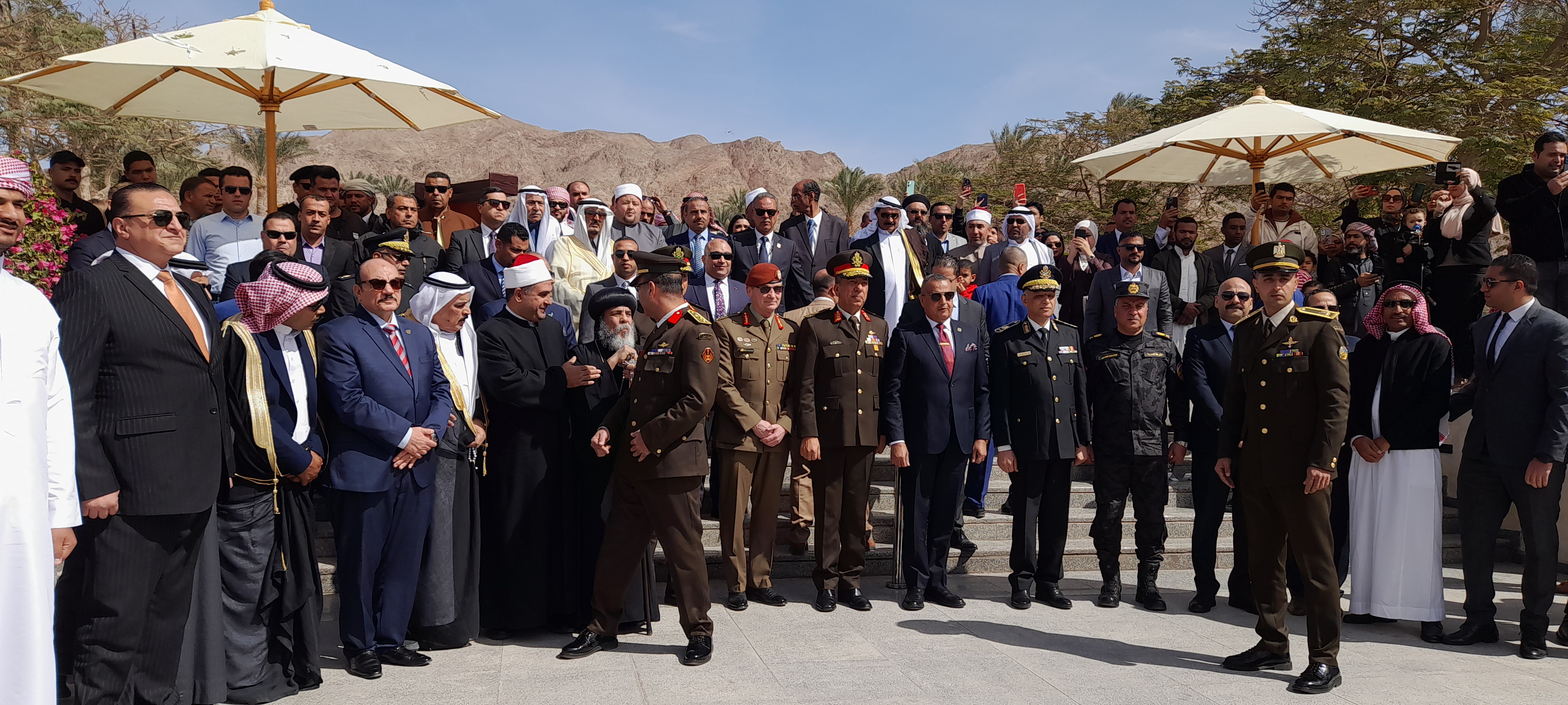 محافظ جنوب سيناء يرفع العلم المصري على طابا في الذكرى 36 محافظ جنوب سيناء يرفع العلم المصري على طابا في الذكرى 36