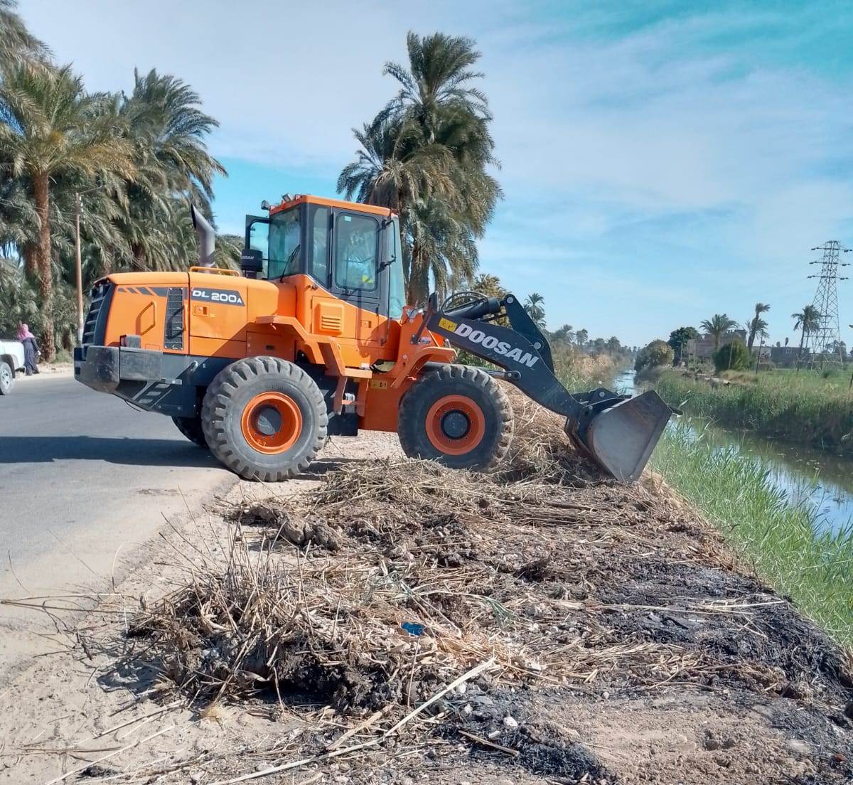 رفع المخلفات ونواتج تطهير ترع القرنة