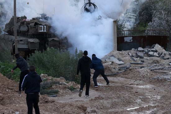 إلقاء الحجارة