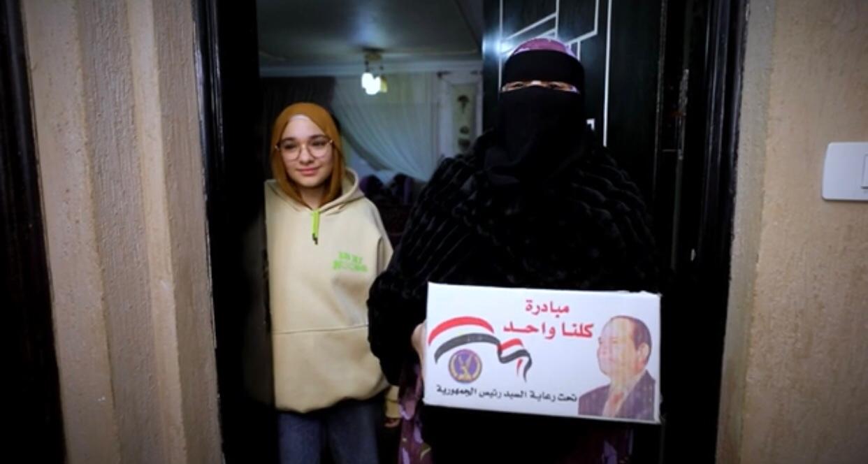 الشرطة تقدم مساعدات رمضانية (1)