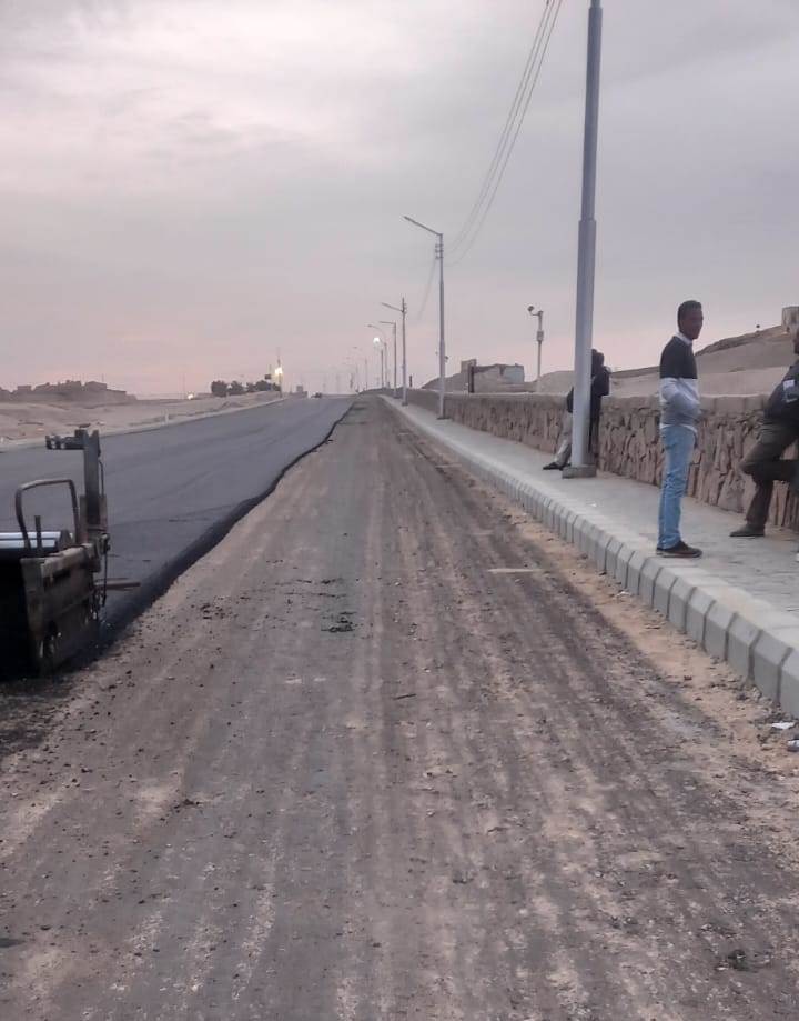 مدينة القرنة تشهد أعمال تطوير ورصف طريق وادى الملكات