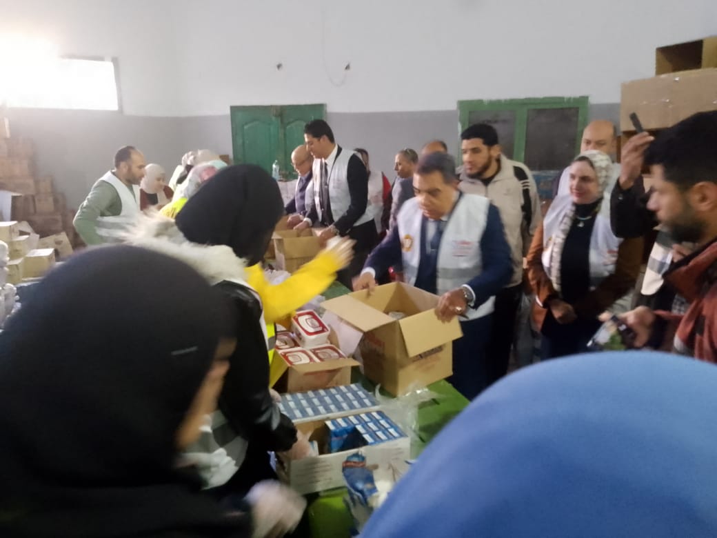 محافظ الدقهلية يشارك بتعبئة المساعدات لقطاع غزة