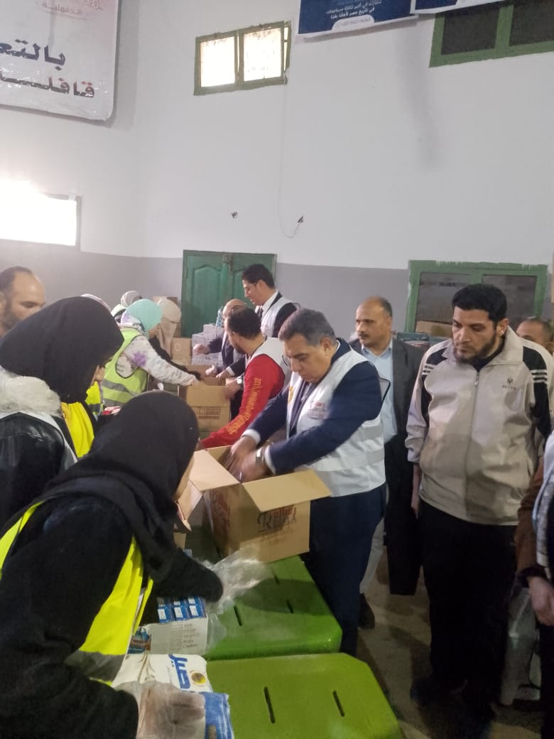 محافظ الدقهلية خلال تعبئة المساعدات