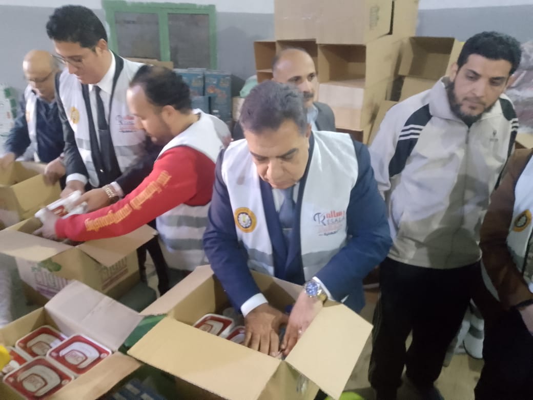محافظ الدقهلية يشارك بتعبئة المساعدات