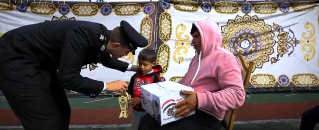 الشرطة تقدم مساعدات رمضانية (6)