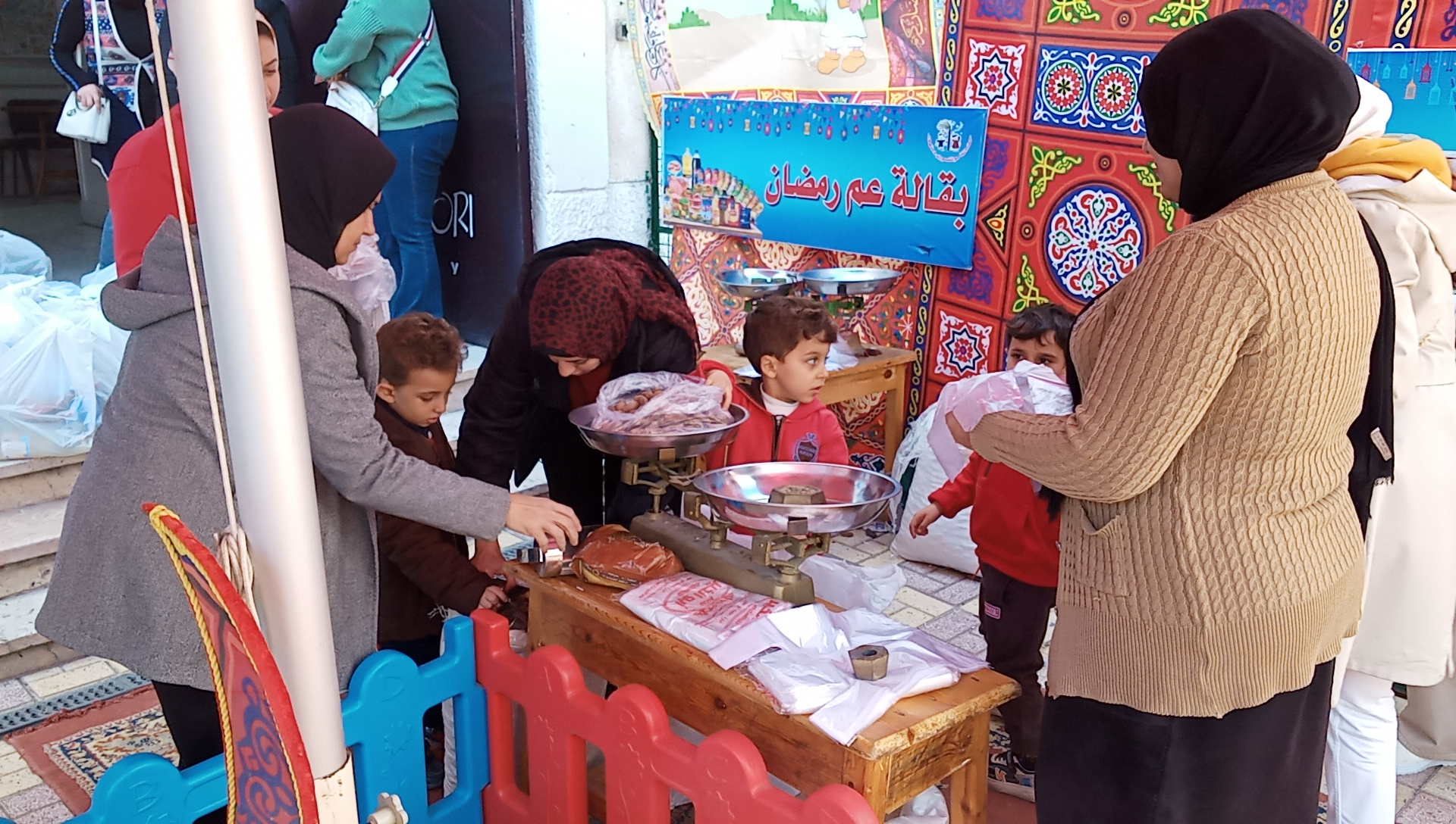 الاطفال خلال مشاركتهم فى تجهيز شنط رمضان الاطفال خلال مشاركتهم فى تجهيز شنط رمضان