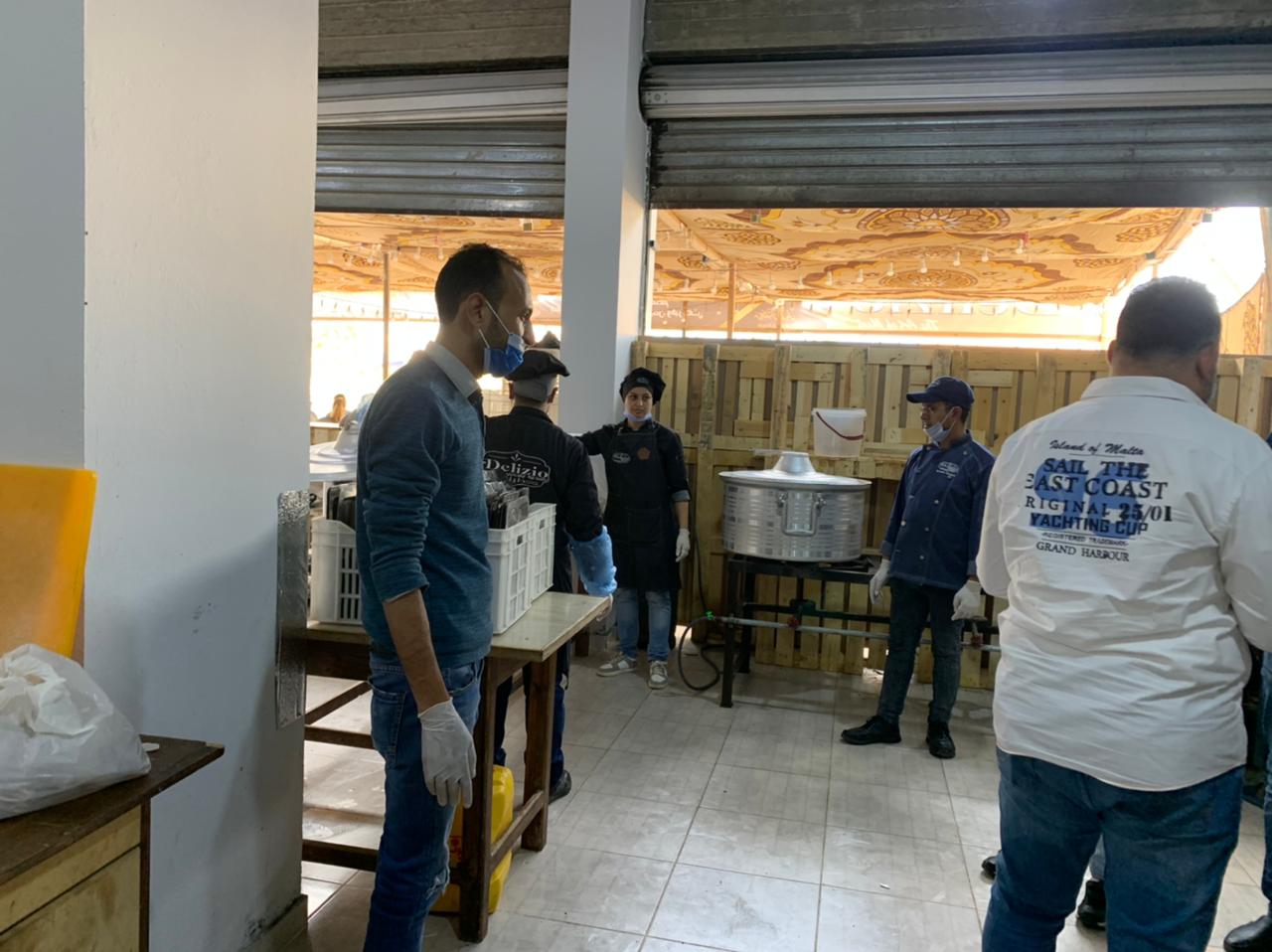 شباب مسلمين واقساط يشاركون فى المائدة 