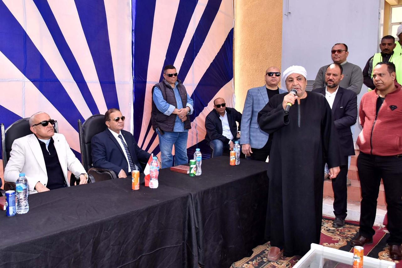 المحافظ يستمع لشكاوى أهالى الرزيقات بحرى المحافظ يستمع لشكاوى أهالى الرزيقات بحرى