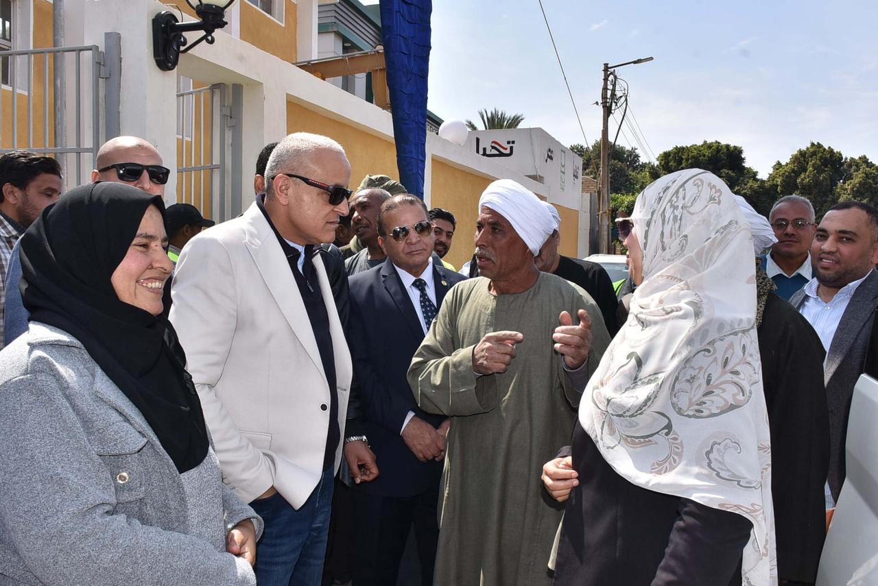 محافظ الأقصر يعلن بدء رصف المناطق المنتهية من الصرف الصحى بأرمنت محافظ الأقصر يعلن بدء رصف المناطق المنتهية من الصرف الصحى بأرمنت