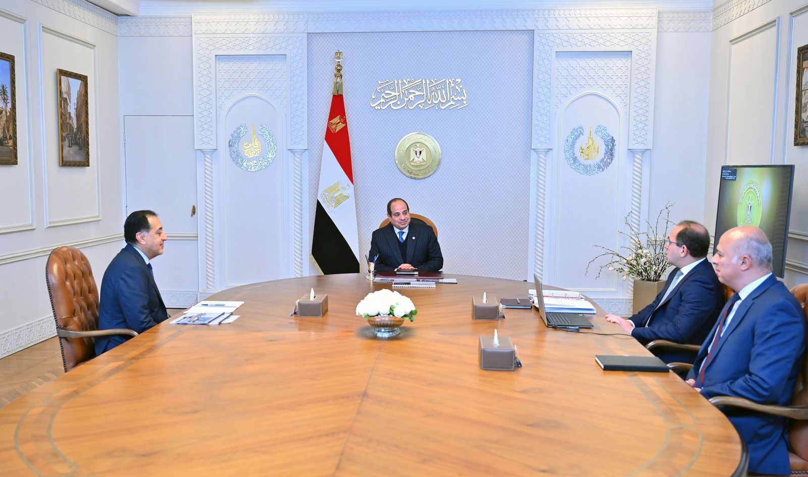 الرئيس السيسى يستعرض حزم الحماية الاجتماعية والزيادة المنتظرة في المرتبات والأجور والمعاشات (1)