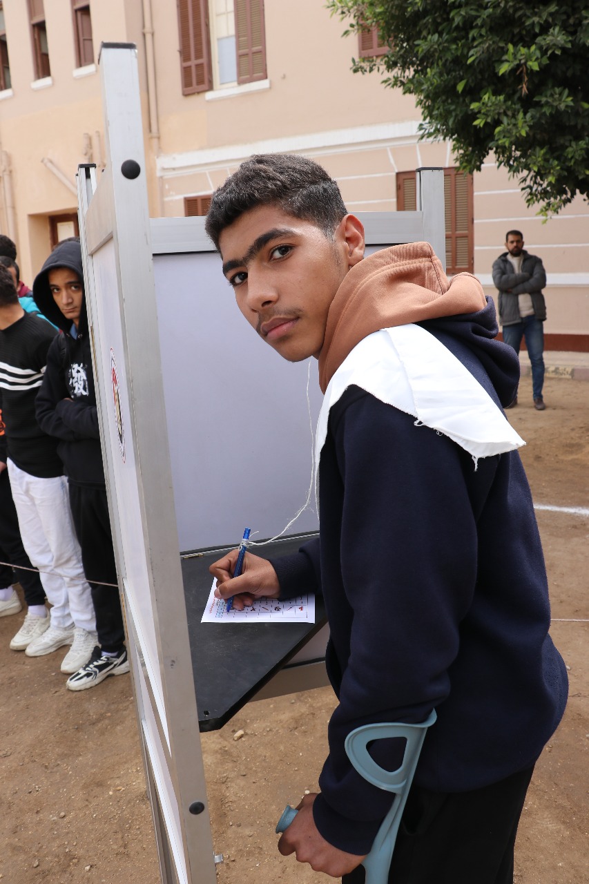 طالب يجرى محاكاة للتصويت