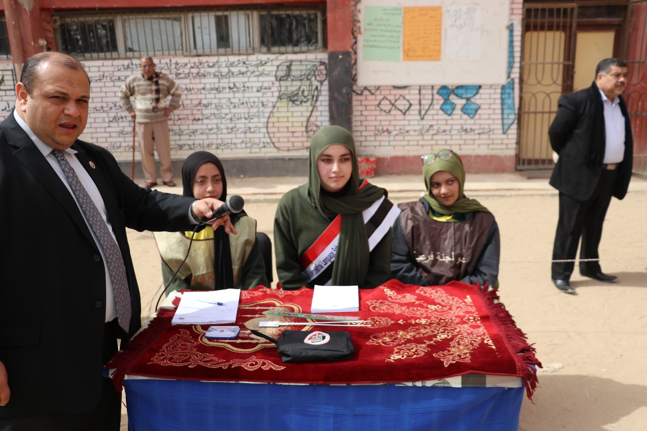 المستشار شريف صديق وطلاب المدرسة