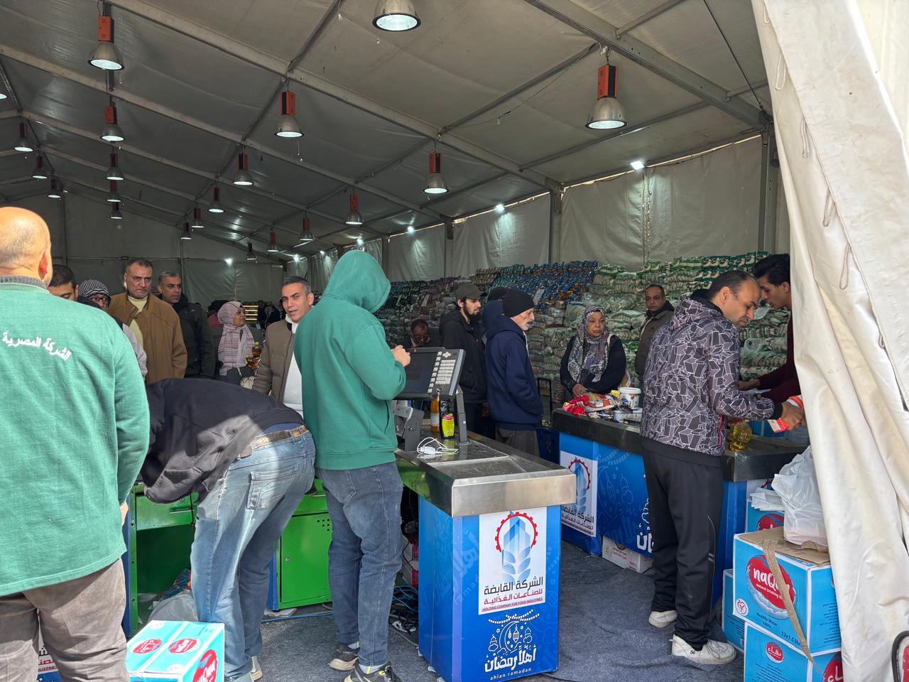 إقبال كبير على معرض  الشركة  القابضة للصناعات الغذائية لشراء المنتجات