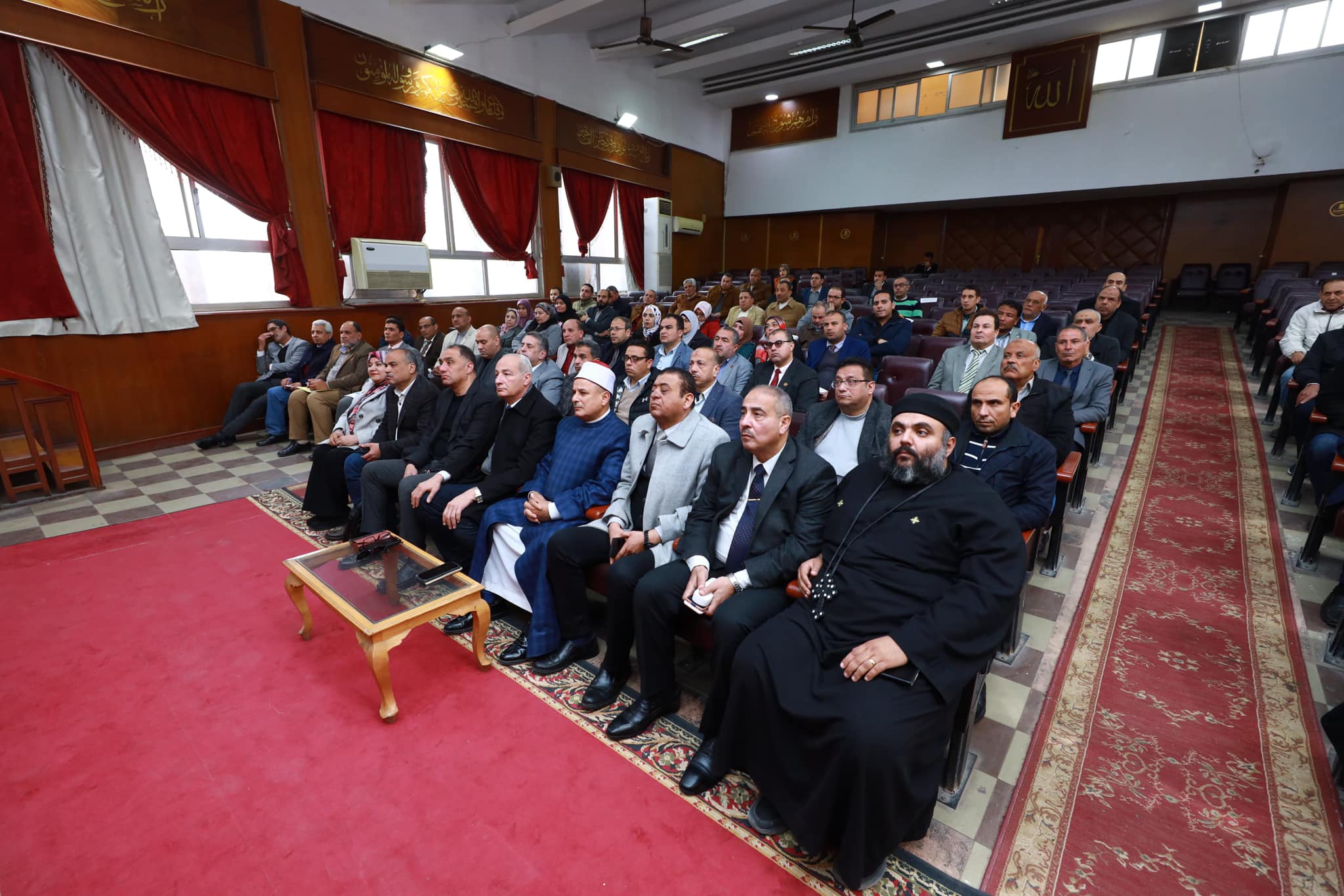 الحضور خلال المجلس لتنفيذي