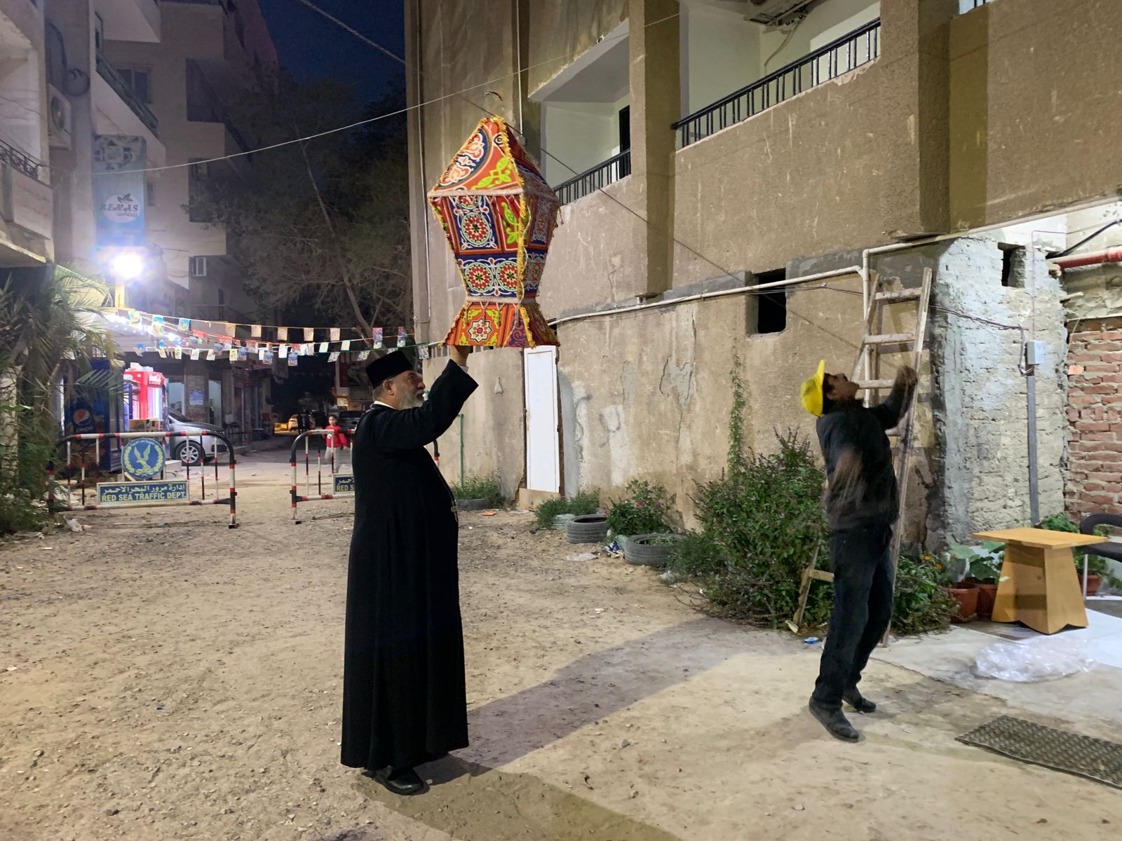 تعليق الفانوس أمام الكنيسة 