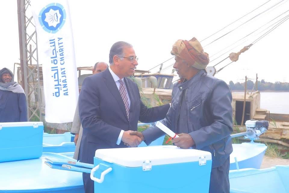 نائب وزير الخارجية مع الصيادين نائب وزير الخارجية مع الصيادين