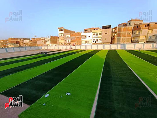 فرش-الملعب-بالنجيل-الصناعي