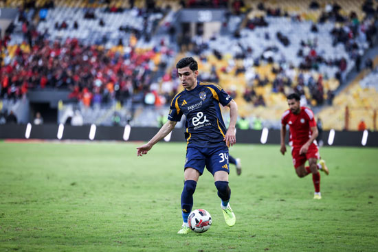 أشرف بن شرقى خلال المباراة