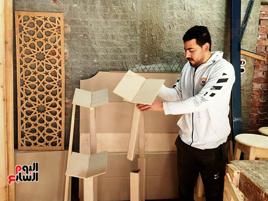 محمود عبد العزيز يصنع حوامل المصاحف هدية شهر رمضان محمود عبد العزيز يصنع حوامل المصاحف هدية شهر رمضان