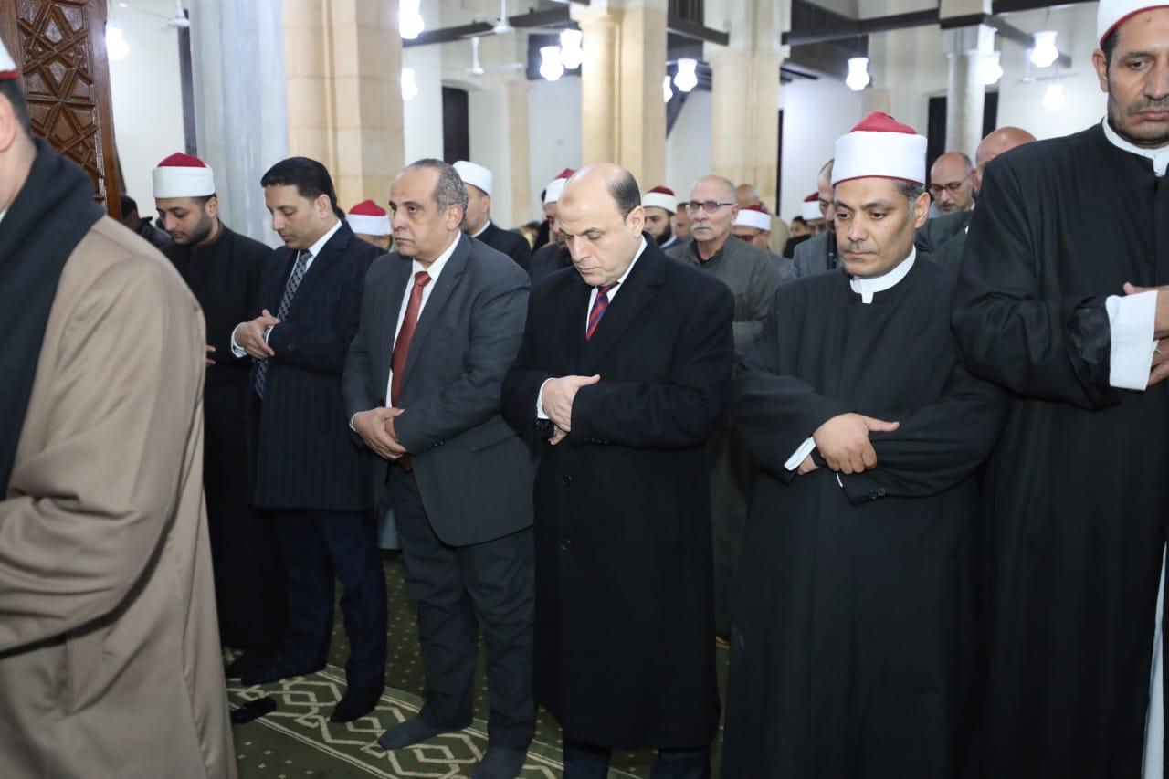 محافظ كفر الشيخ يؤدي الصلاة بالمسجد