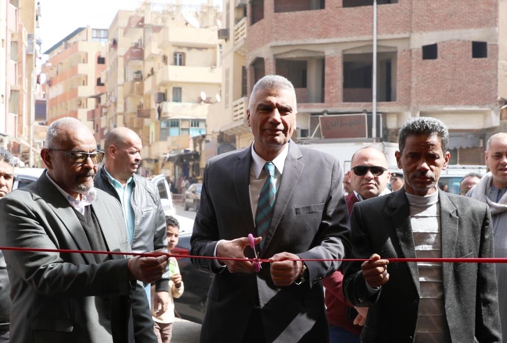 محافظ أسوان خلال افتتاح المعارض محافظ أسوان خلال افتتاح المعارض