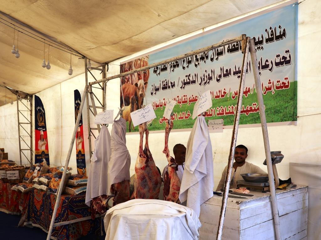 توافر اللحوم فى المعارض بأسعار مخفضة توافر اللحوم فى المعارض بأسعار مخفضة