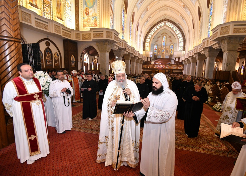 البابا تواضروس الثانى يرسم الأباء