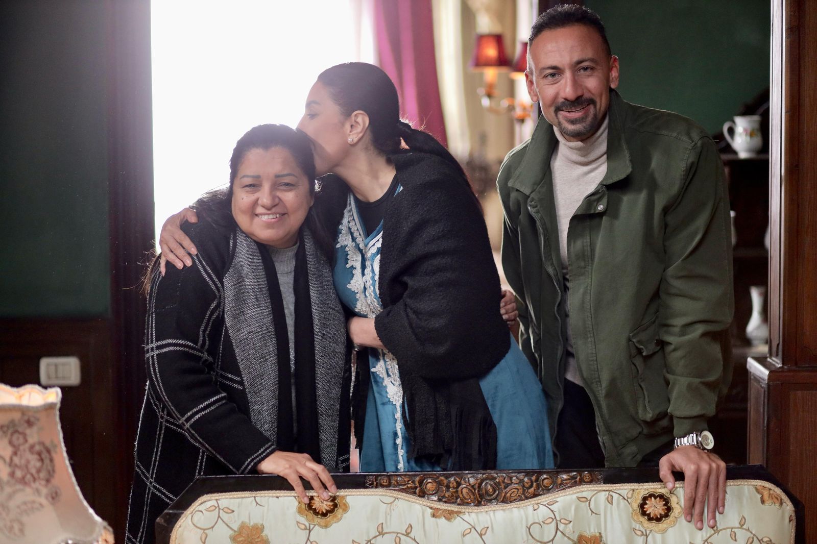 وفاء عامر تقبل راس المخرجة شيرين عادل فى كواليس مسلسل الأميرة ظل حيطه