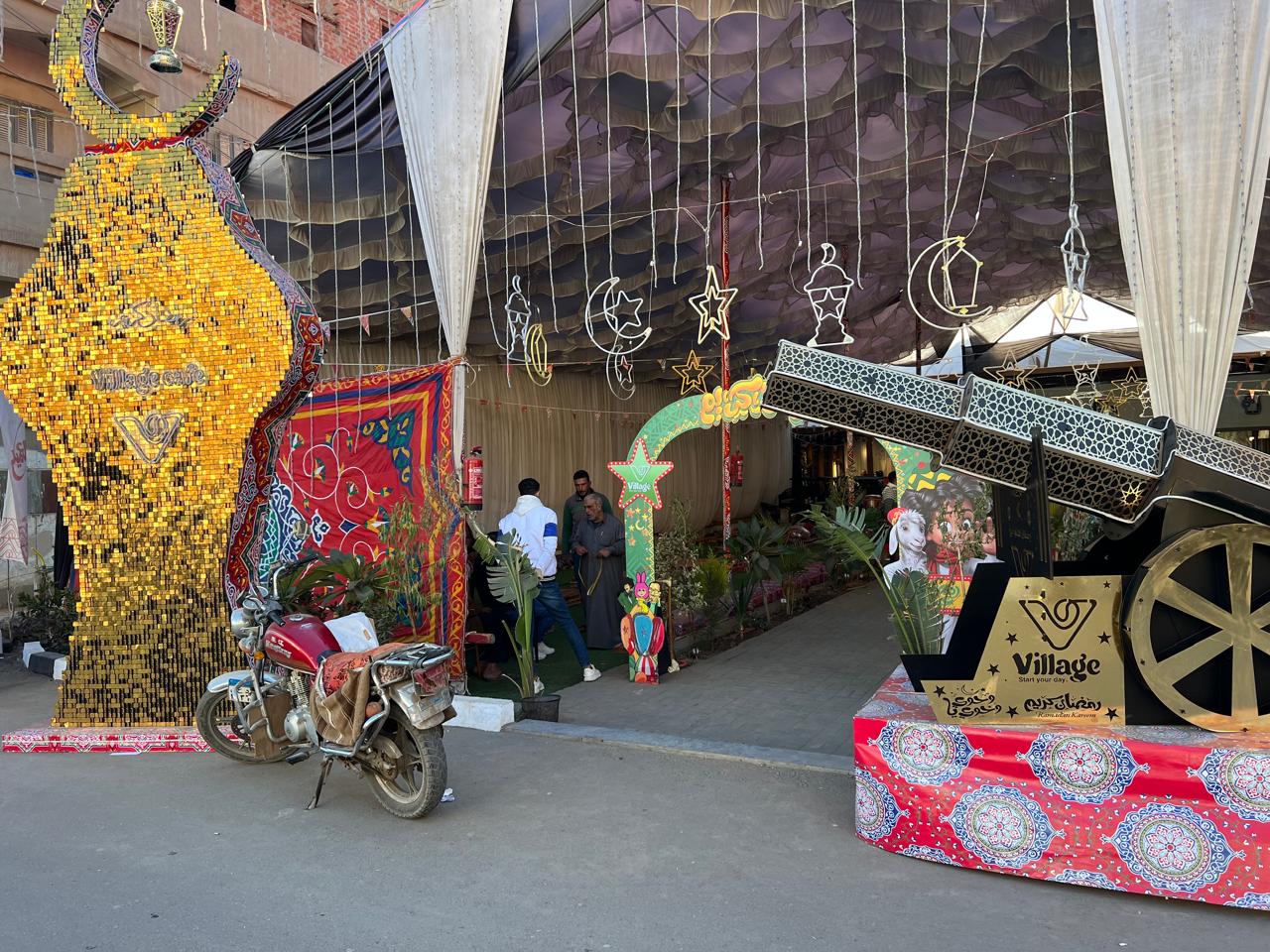 مدفع وفانوس وزينة في الشوارع مدفع وفانوس وزينة في الشوارع