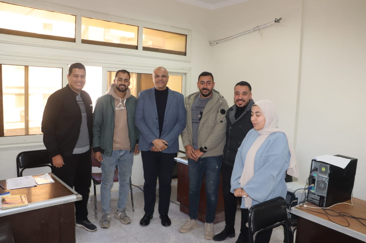 بعد تقديم تهانينا بعد تقديم تهانينا
