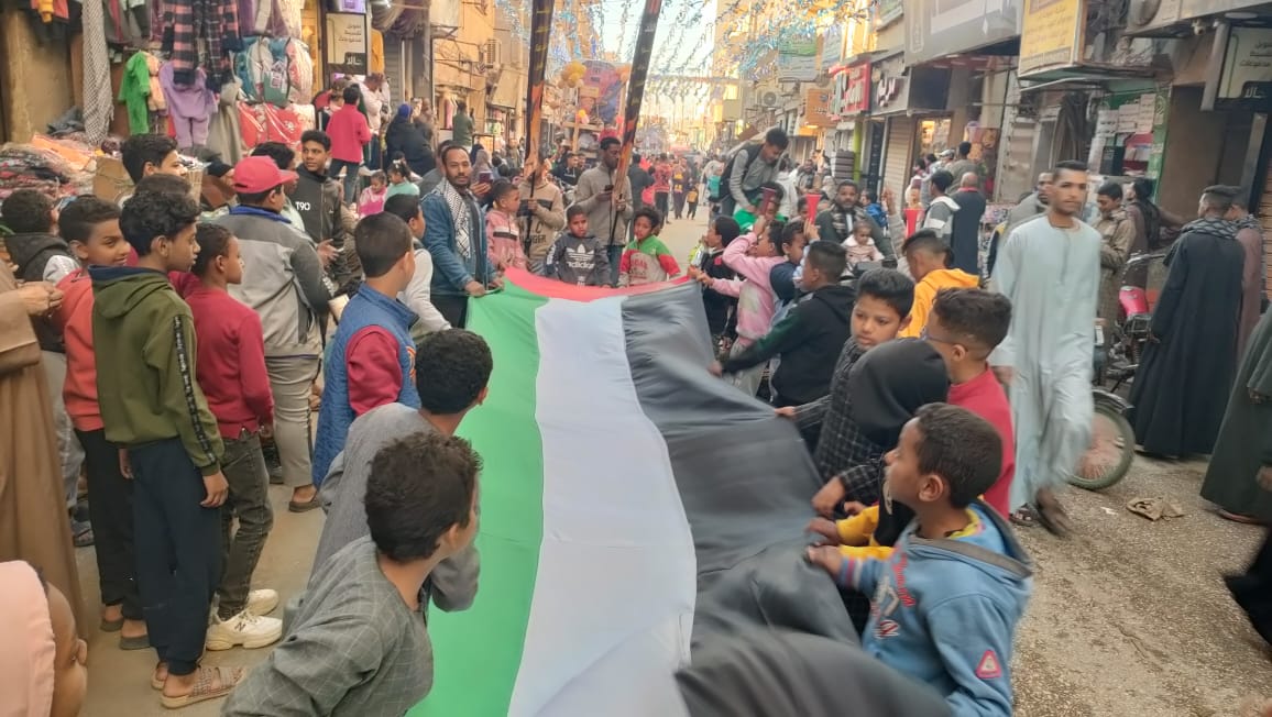 الاحتفال بقدوم الشهر الكريم بدورة تجوب الشوارع بالخيول والزينة 