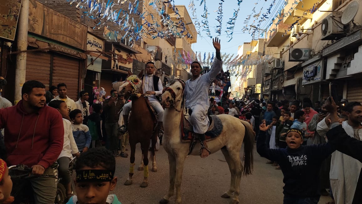 الاحتفال بقدوم الشهر الكريم بدورة تجوب الشوارع بالخيول والزينة 