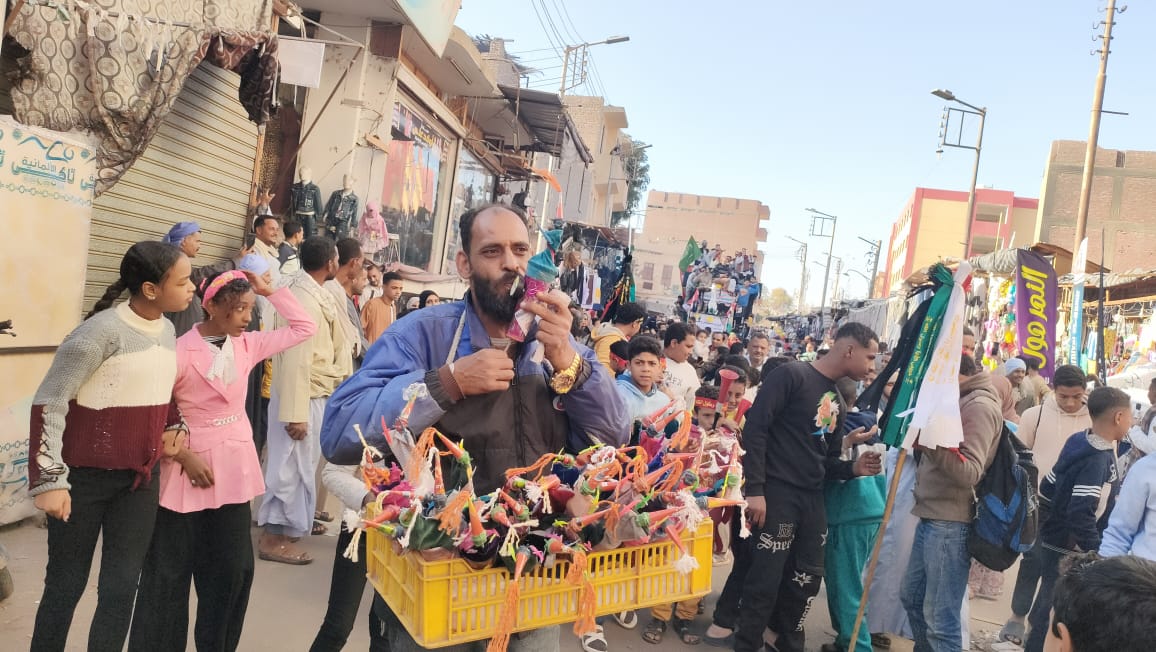 الاحتفال بقدوم الشهر الكريم بدورة تجوب الشوارع بالخيول والزينة 