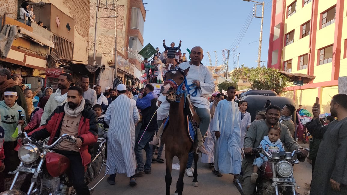 الاحتفال بقدوم الشهر الكريم بدورة تجوب الشوارع بالخيول والزينة 