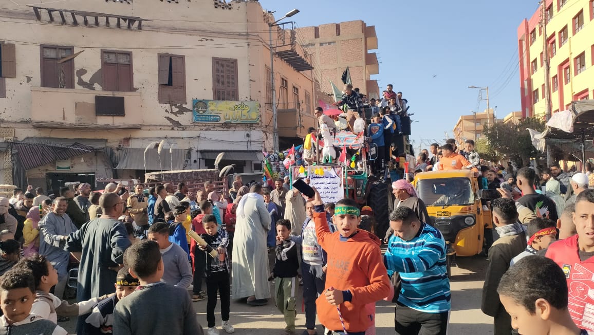 الاحتفال بقدوم الشهر الكريم بدورة تجوب الشوارع بالخيول والزينة 