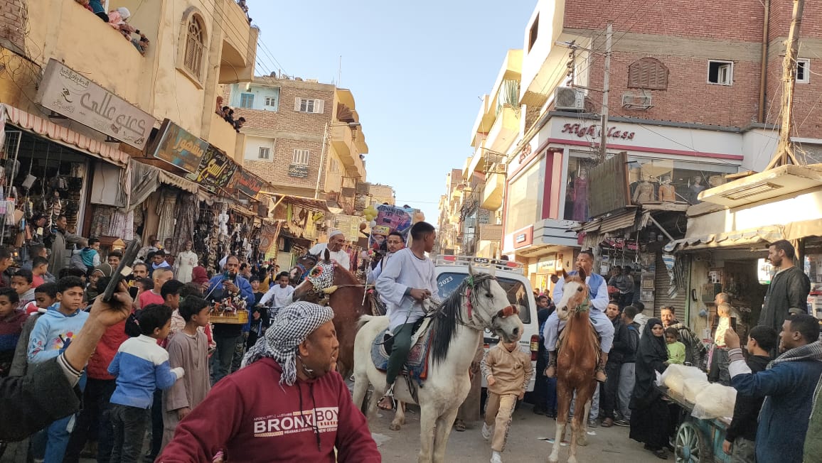 الاحتفال بقدوم الشهر الكريم بدورة تجوب الشوارع بالخيول والزينة 