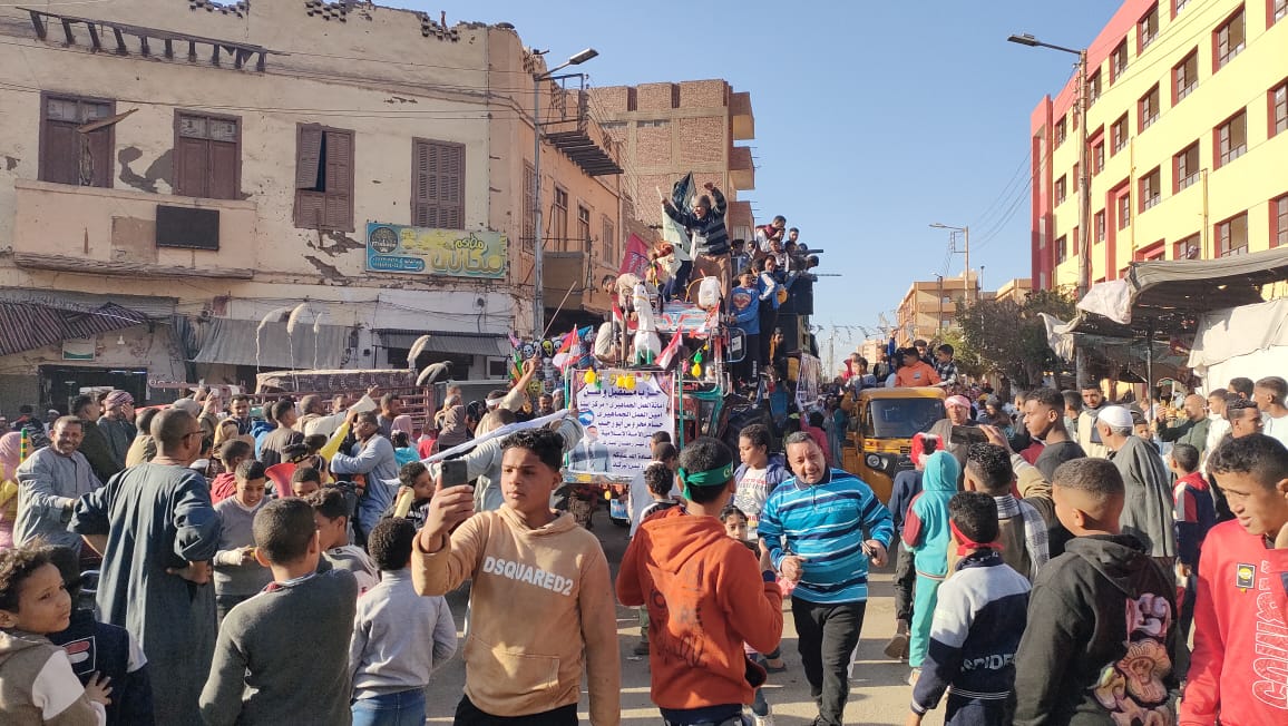 الاحتفال بقدوم الشهر الكريم بدورة تجوب الشوارع بالخيول والزينة 