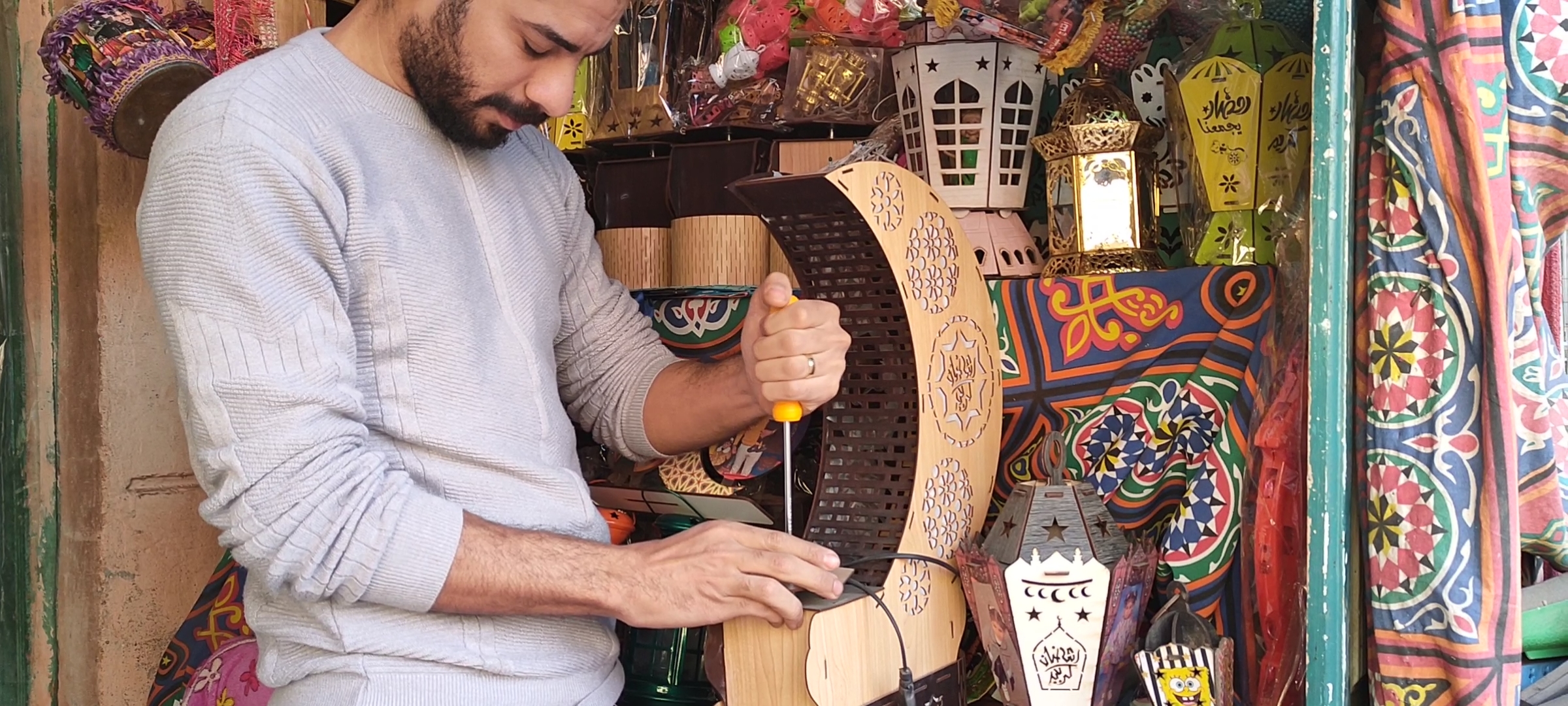 شنودة محروس وتصنيع فانوس رمضان شنودة محروس وتصنيع فانوس رمضان