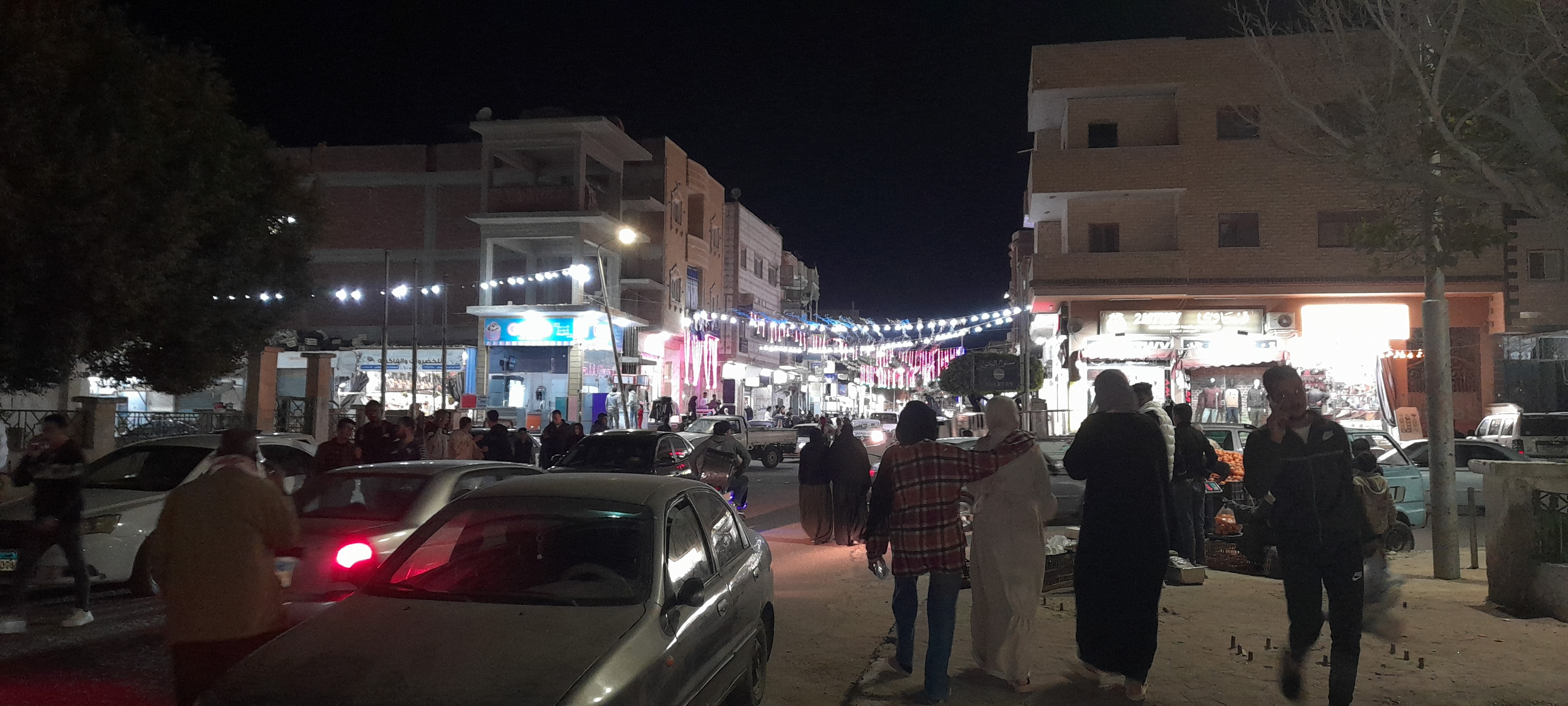 توافد المواطنين على شراء السحور توافد المواطنين على شراء السحور