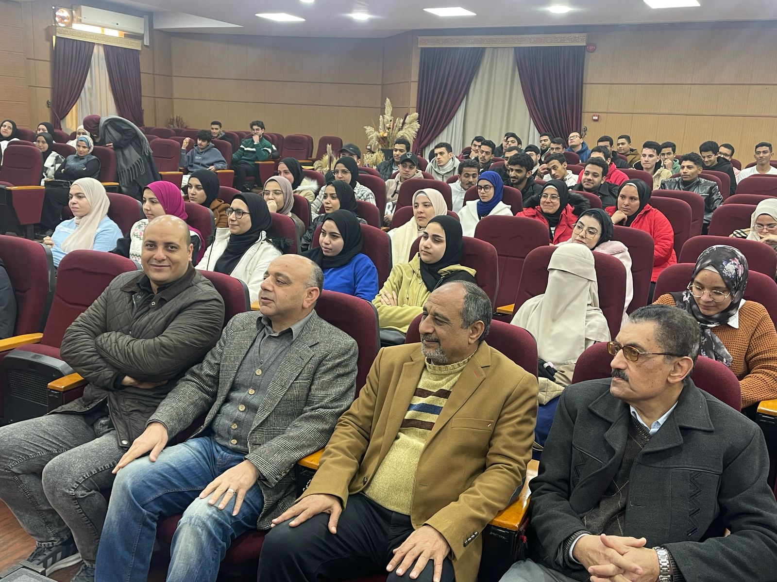 الفنان مجدي يوسف والكاتب محمد عطوة وسط أساتذة وطلاب كلية التجارة