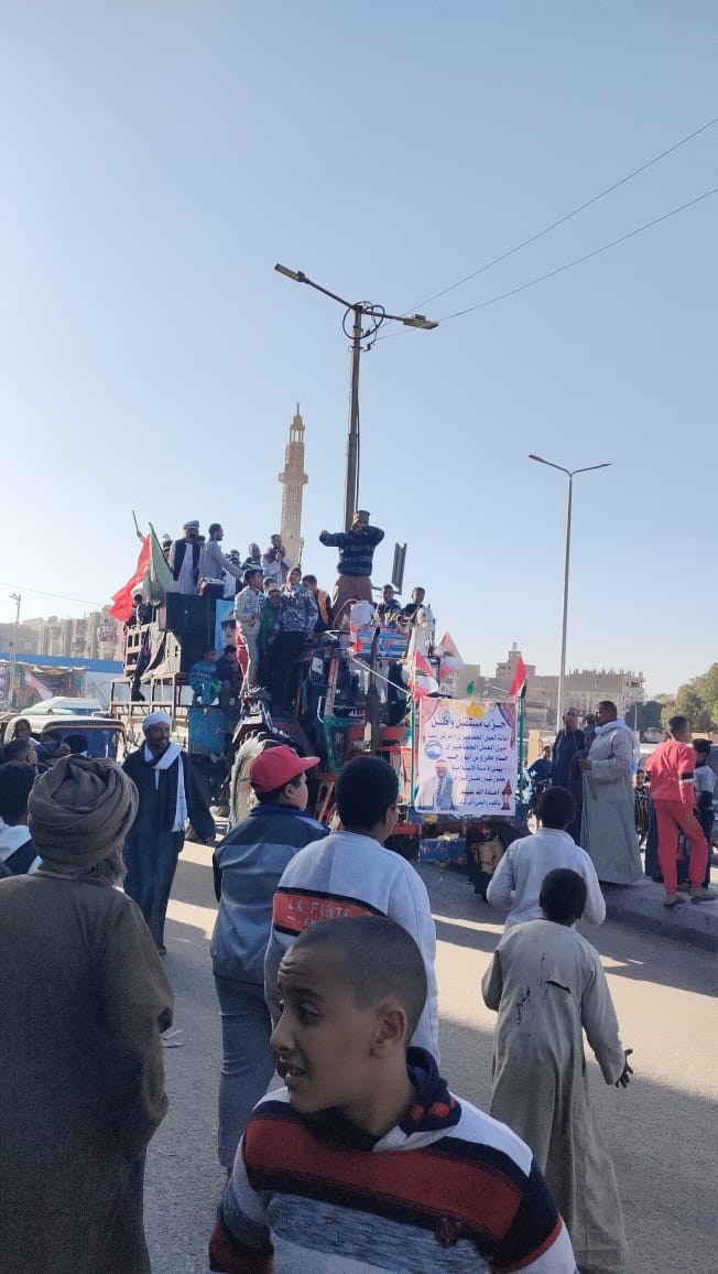 الاحتفال بقدوم الشهر الكريم بدورة تجوب الشوارع بالخيول والزينة 