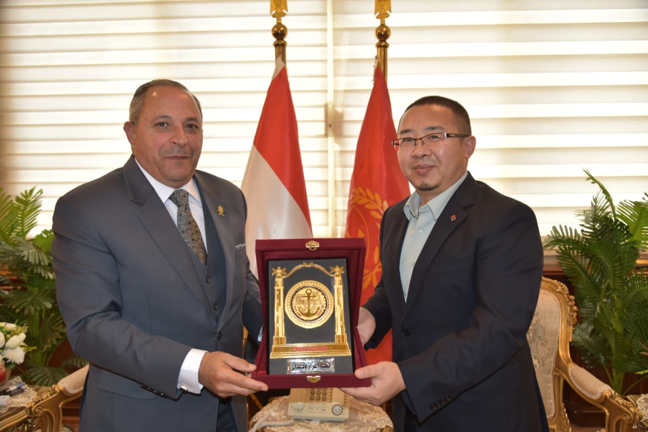 تقديم درع المحافظة تقديم درع المحافظة