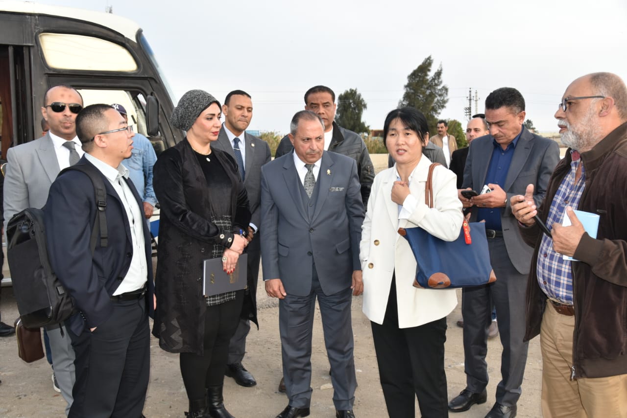 المحافظ مع الوفد الصيني المحافظ مع الوفد الصيني