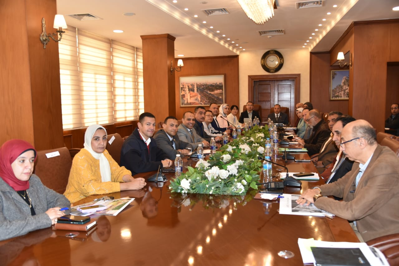 المحافظ والوفد الصيني خلال استعراض الانجازات المحافظ والوفد الصيني خلال استعراض الانجازات