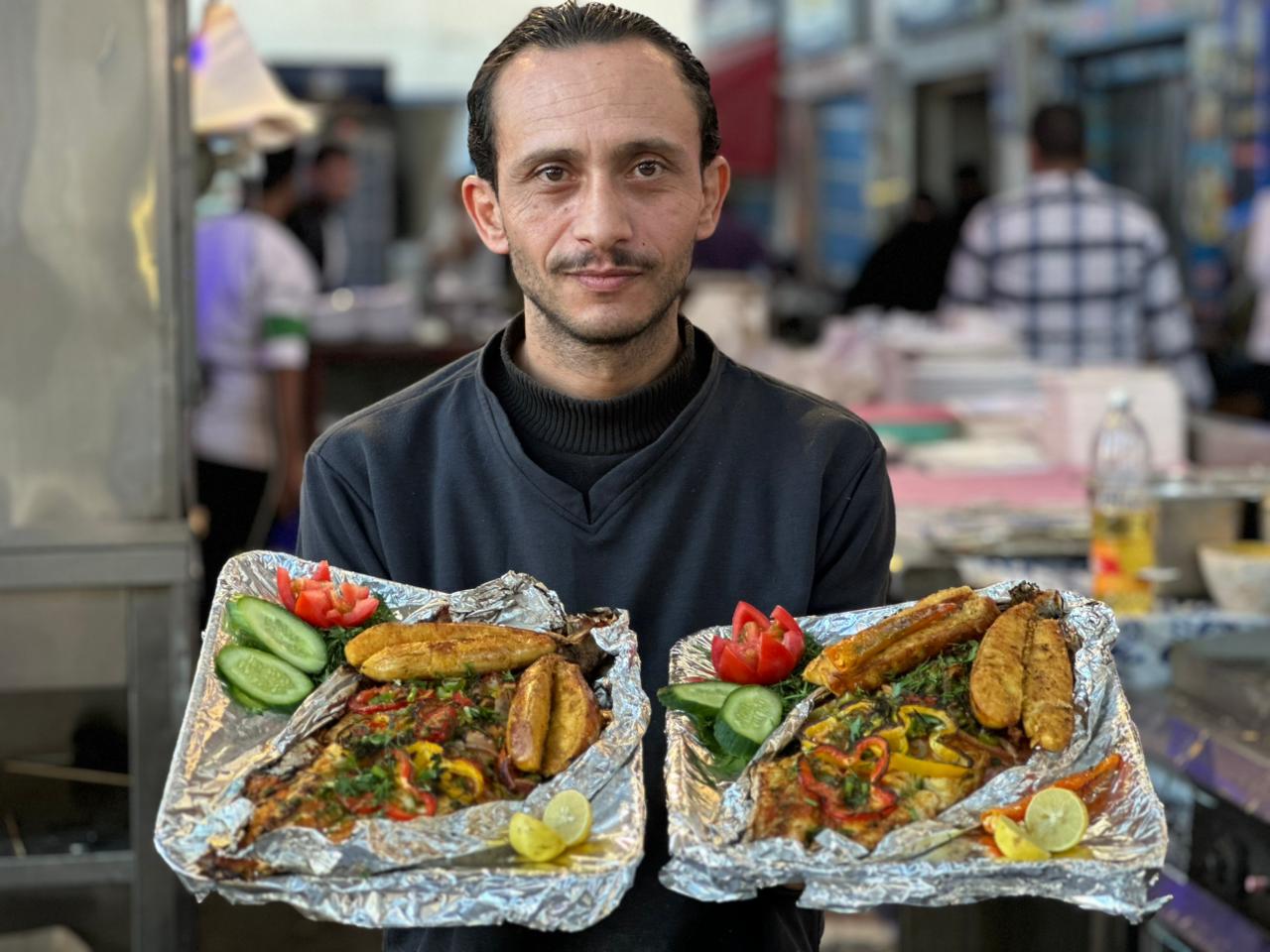 الشيف يحمل البطارخ والسمك