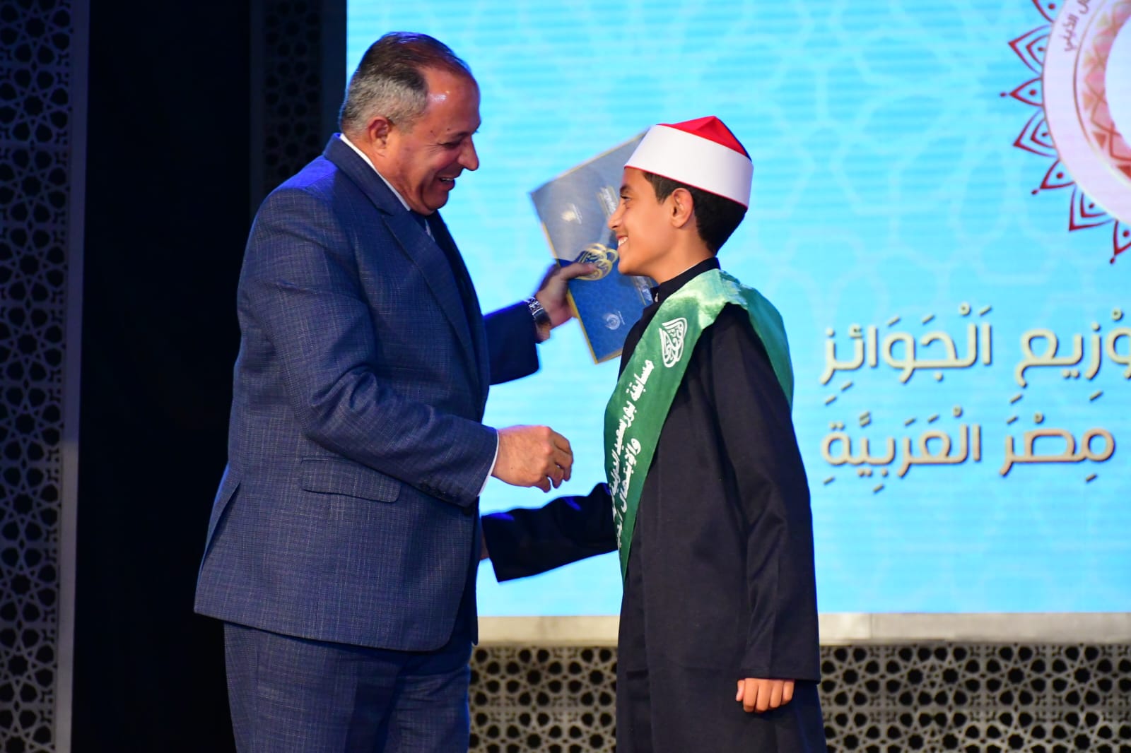 تكريم أحد الأطفال