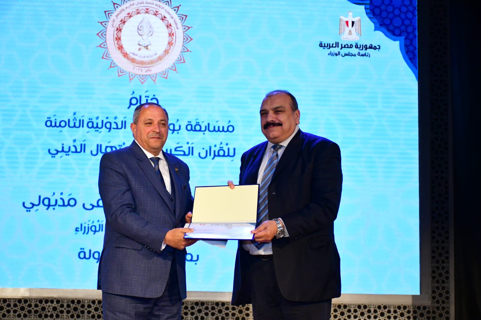 تكريم لجنة التحكيم بالمسابقه