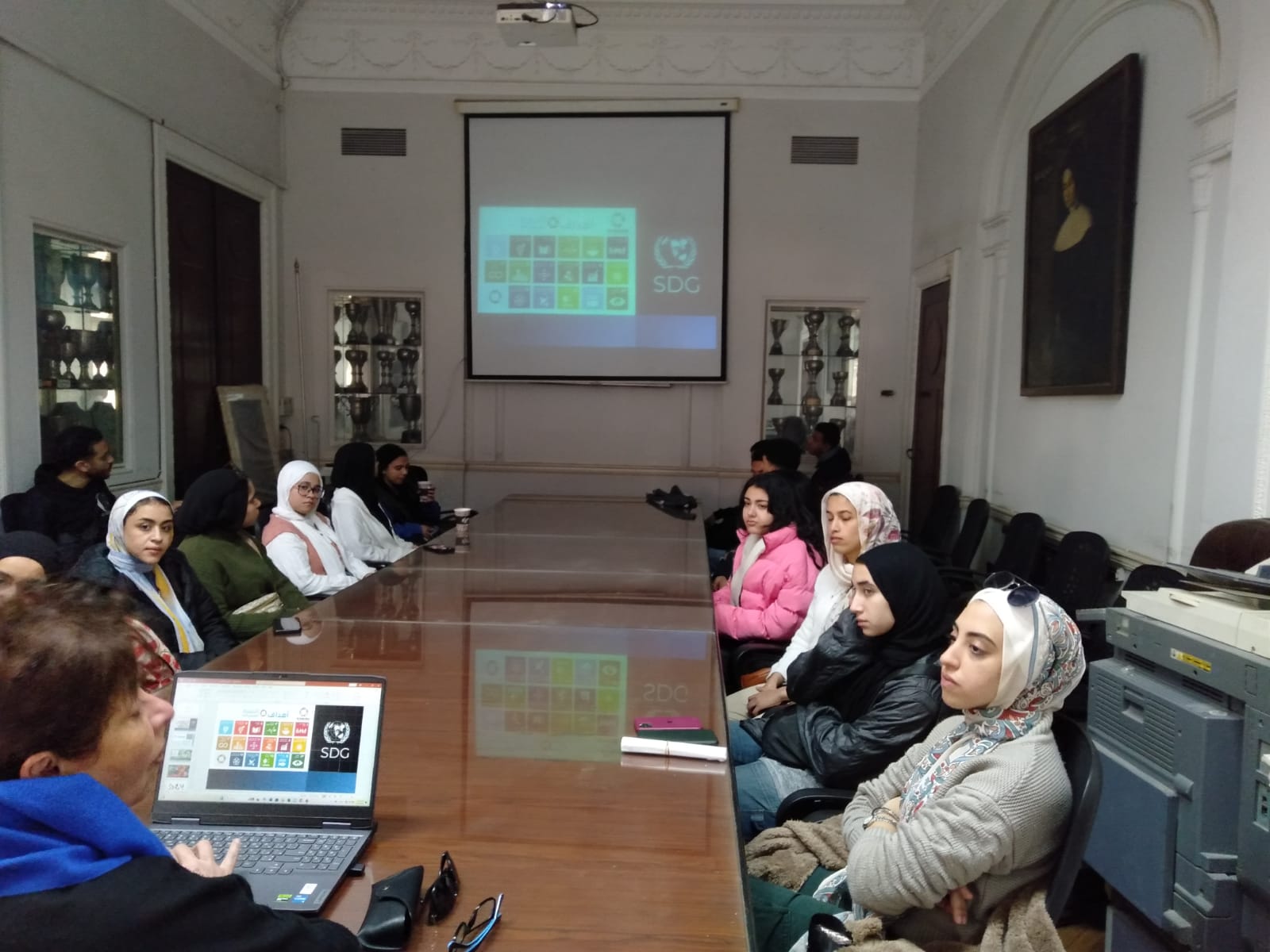 لقاءً مع طلاب الكلية لمناقشة سبل تعزيز دورهم في الحفاظ على البيئة