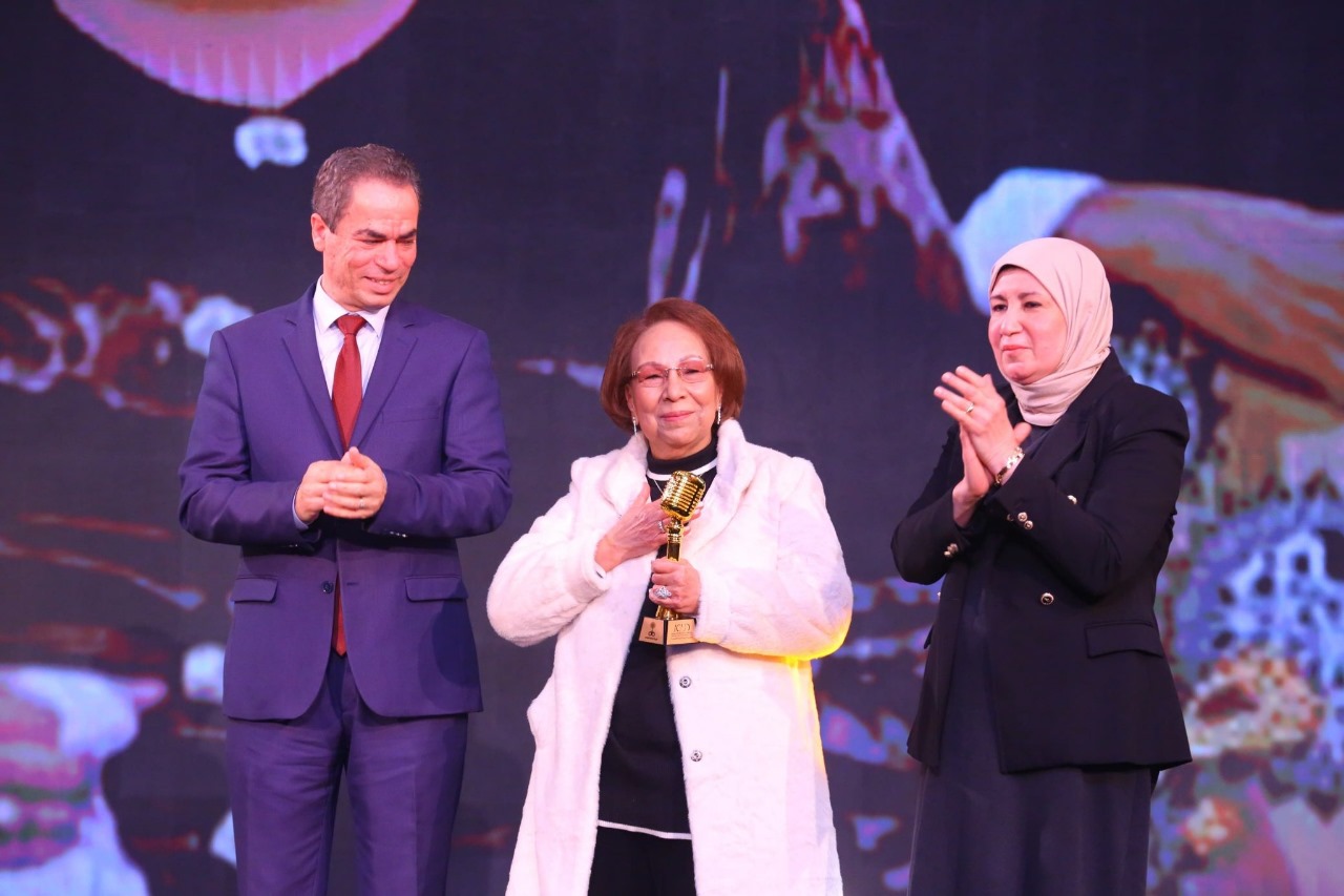 تكريم انعام محمد على مخرجة المسلسل تكريم انعام محمد على مخرجة المسلسل