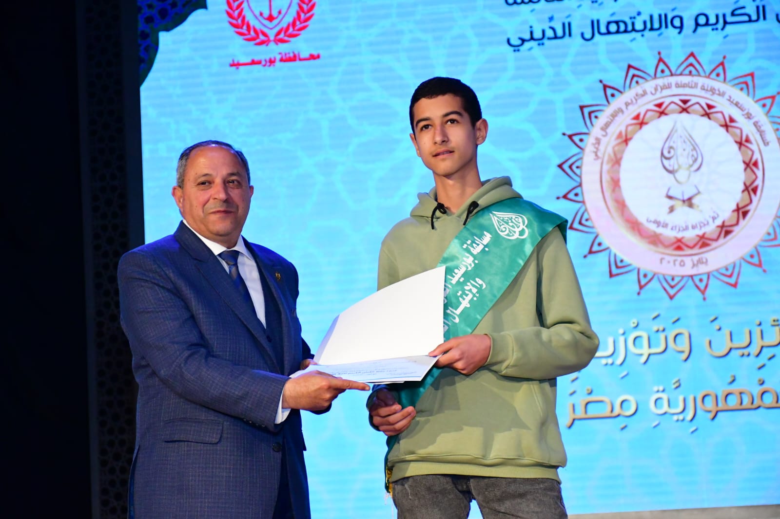 تكريم أحد المشاركين بالسن الصغير